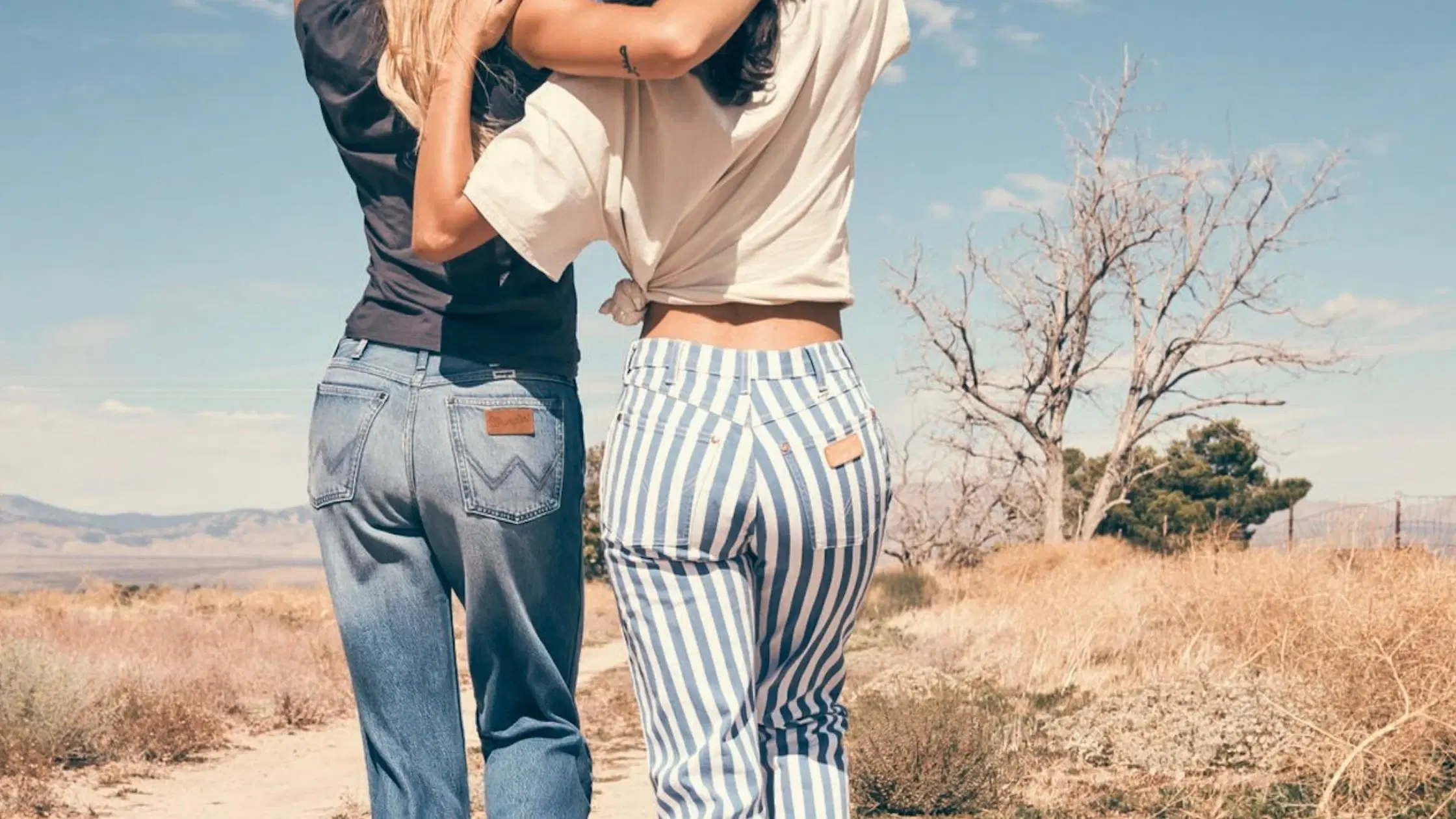 What to Wear with Jeans in Summer? 10 Stylish Outfit Ideas