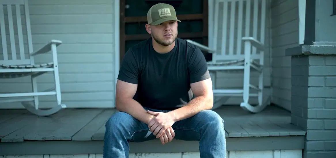 What Goes Well with a Black T-Shirt? Outfit inspiration for any Occassion